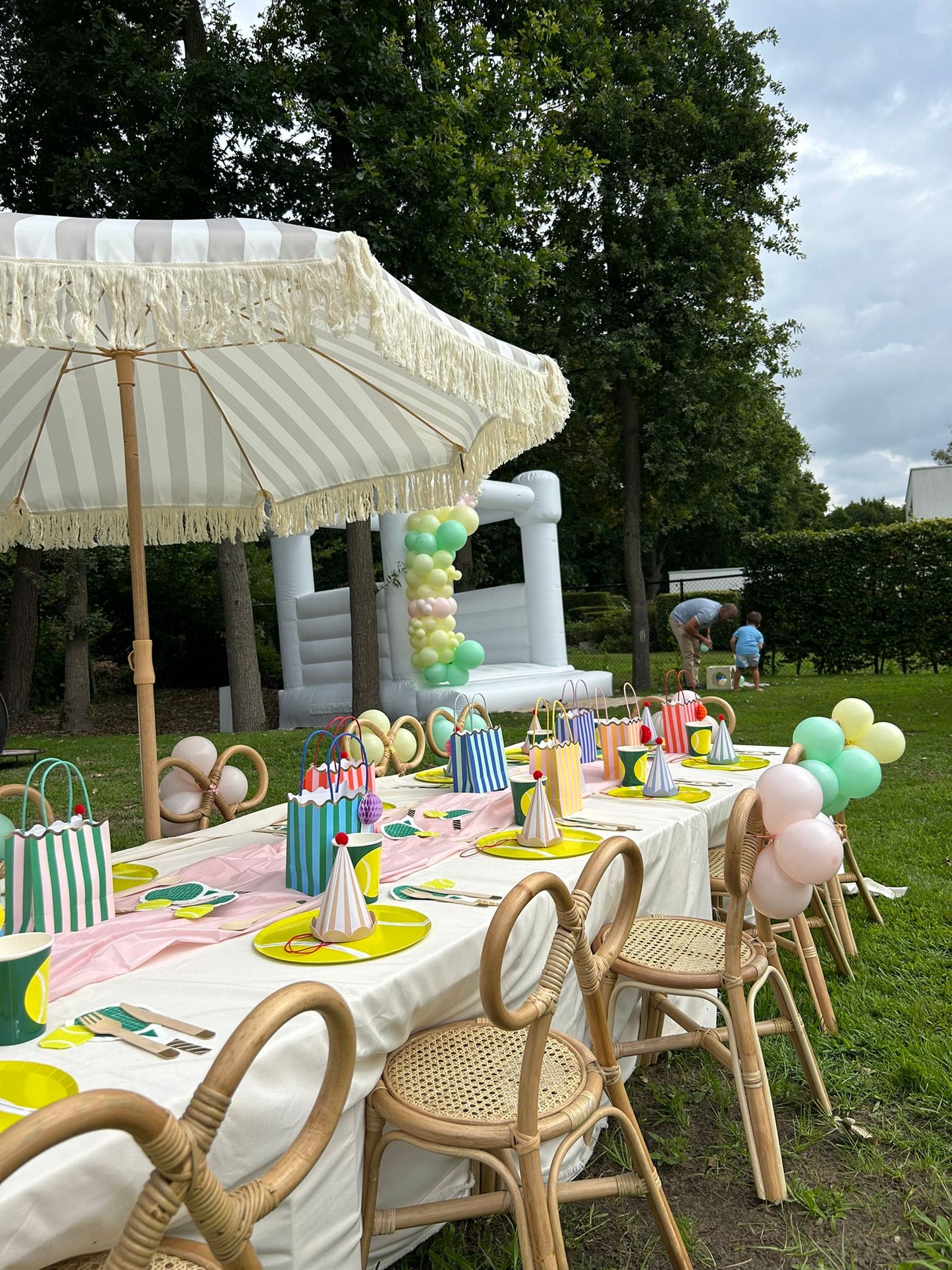 12 Rotan kinderstoeltjes met bijbehorende tafel