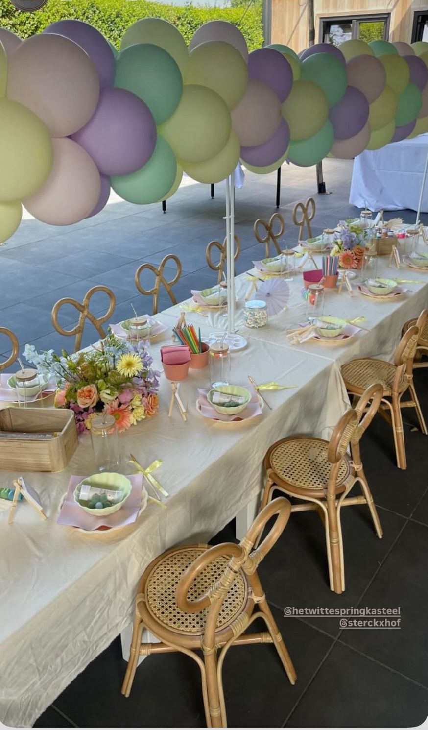 12 Rotan kinderstoeltjes met bijbehorende tafel