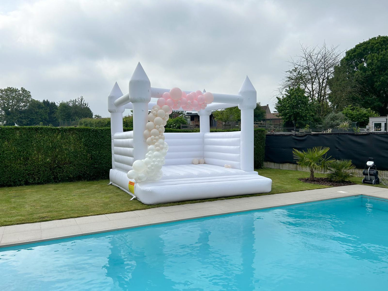 Wit Springkasteel Nia - het wonderkasteel met ballondecoratie